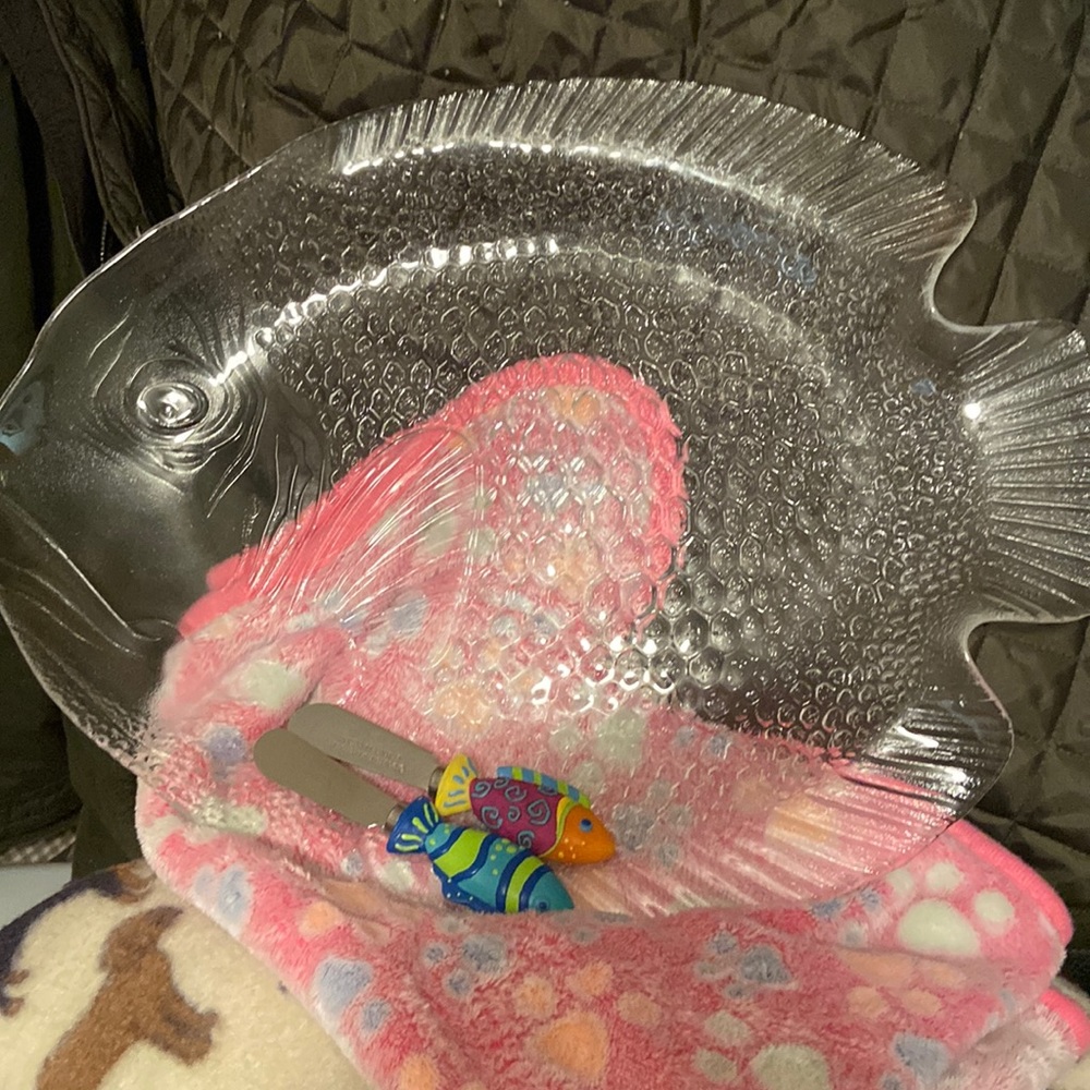 Fish platter with 2 cheese spreaders